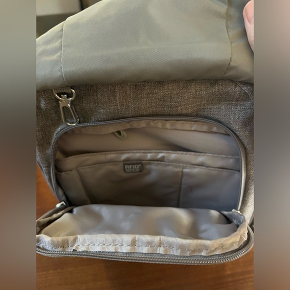 PACSAFE Metrosafe 200 Anti-Theft Crossbody Bag - Picture 2 of 4